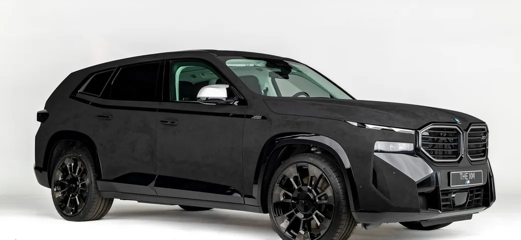 Una BMW XM con carrozzeria in Alcantara presentata in via Monte Napoleone