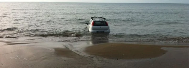 Parcheggi in folle e senza freno a mano? L’Epic Fail finisce in mare