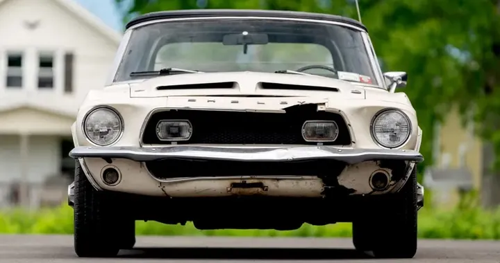Arrugginita e incidentata, ma vale una fortuna: all’asta una Shelby GT500KR del 1968
