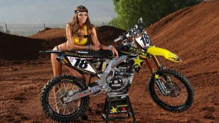 Sexy Bikers: Marissa, pin-up dell'AMA Supercross 2013 accanto alla Suzuki RM-Z450
