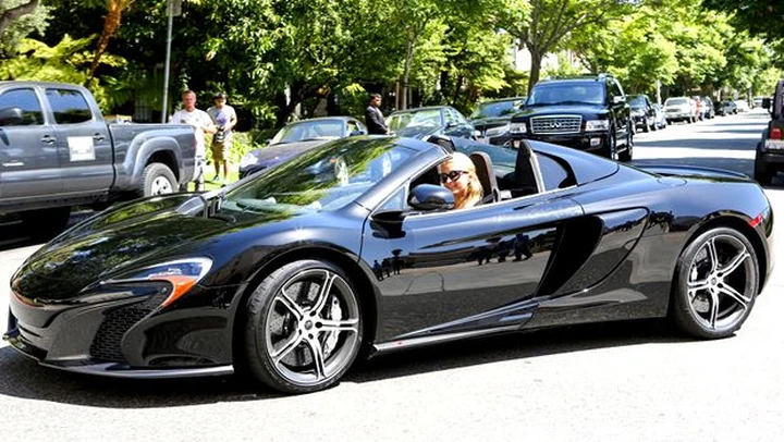 Paris Hilton compra una McLaren 650S ma non sa come accenderla