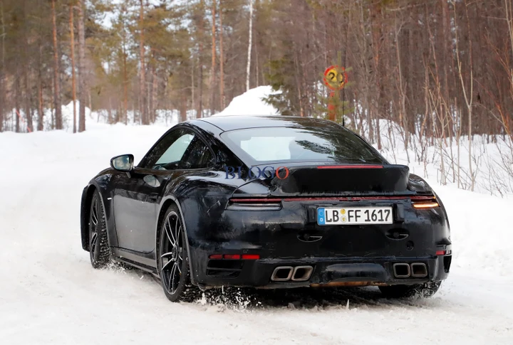 Porsche 911 (992) Turbo: foto spia con Ducktail