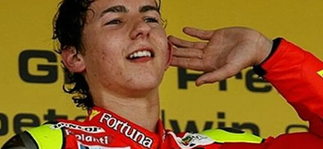 Jorge Lorenzo a scuola di derapata