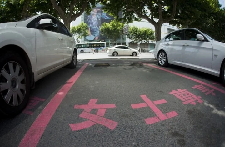Cina: parcheggi per sole donne più larghi