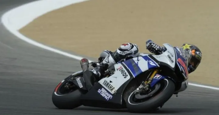 MotoGP, Laguna Seca: nella "nebbia" delle libere, Lorenzo davanti a Spies e Hayden. Rossi è 5°.