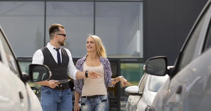 Mercato auto novembre 2024: calo del 10,8% e dominio delle ibride