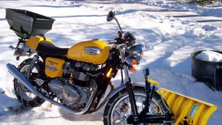 Foto del giorno: Triumph Bonneville spazzaneve