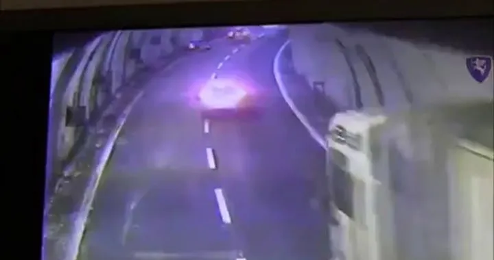 Scooterista gioca il jolly in galleria