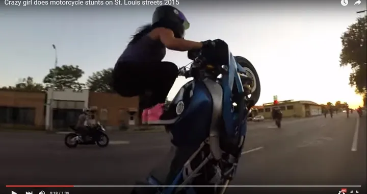 Ragazza spericolata fa impennate alla 007 in moto [Video]