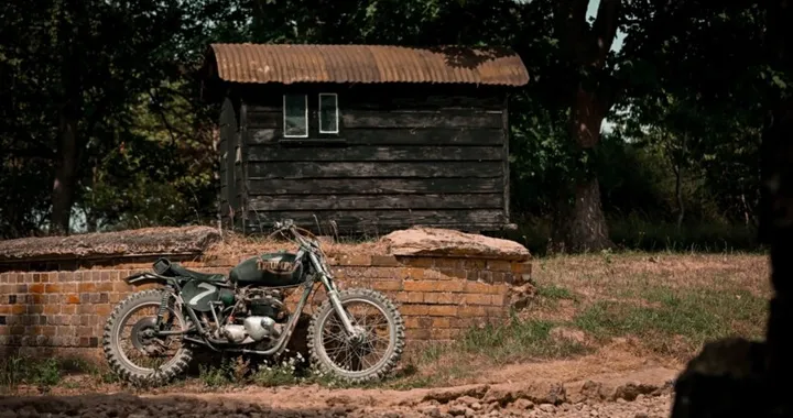 Questa Triumph T140 750 perde peso e diventa una Desert Sled