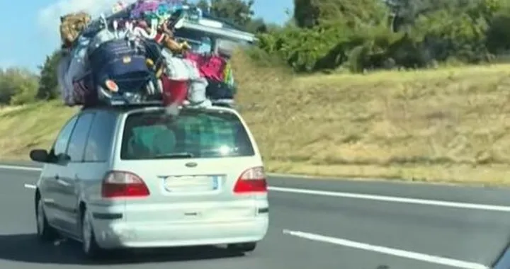Semina il panico in autostrada con il suo carico extra large: scena assurda