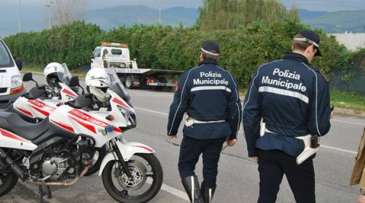 Caduto dalla moto e soccorso, viene multato per guida senza patente