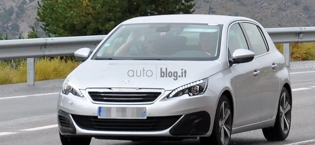 Peugeot 308 GTi: foto spia su strada