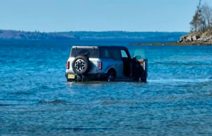 Ford Bronco finisce sott'acqua dopo gli (incauti) donuts [Video]