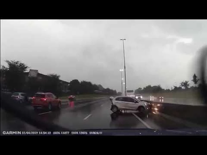 Mercedes SLS: incidente per aquaplaning in autostrada [Video]