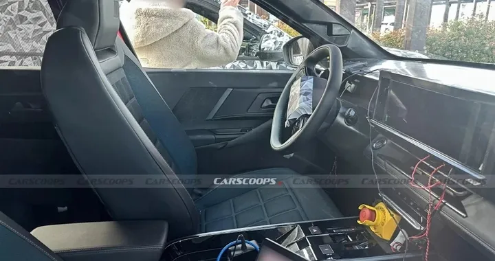 Fiat Fastback, si può dare un'occhiata agli interni: foto spia