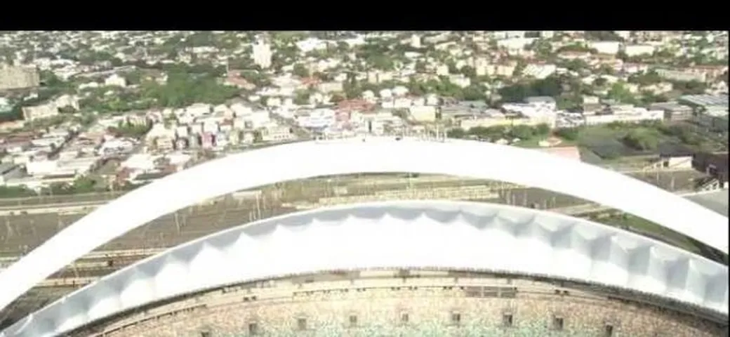 Brian Capper conquista l'arco del Moses Mabhida Stadium