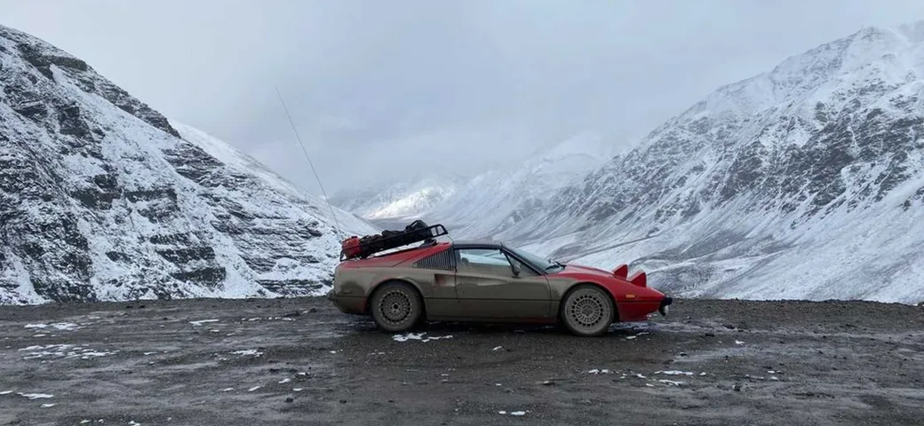 Una Ferrari 308 GTSi (di serie) sopra il circolo polare artico