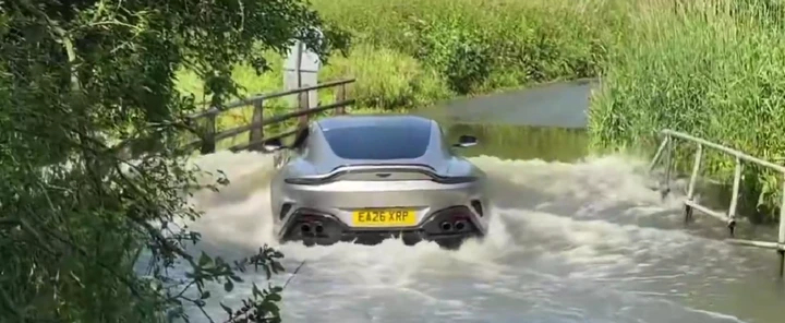 Aston Martin sfida la pozzanghera e rimane in panne