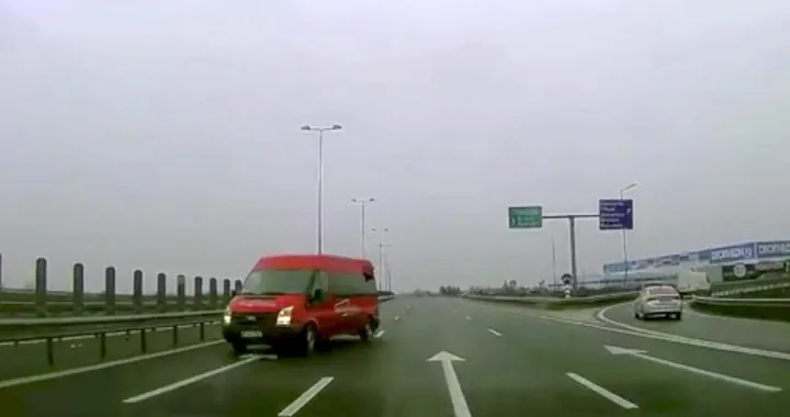 Furgone rosso contromano sull'Autostrada, tragedia sfiorata
