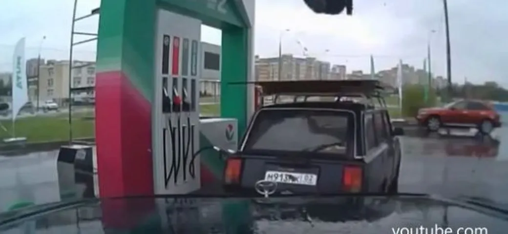 Il benzinaio balla la break dance. L'Epic Win è con la capriola
