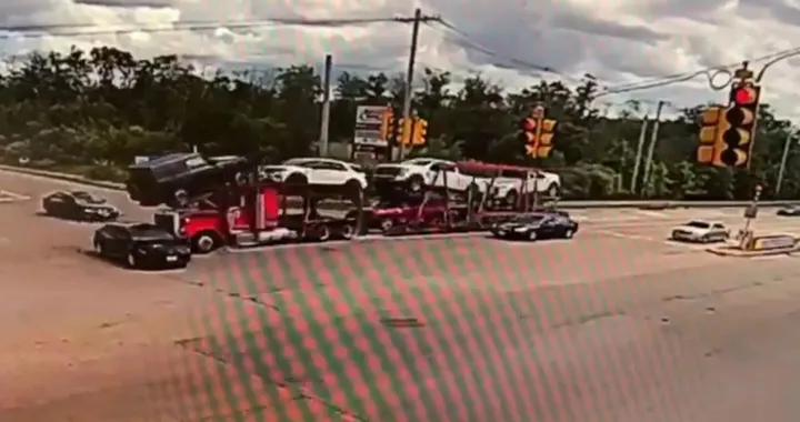 Bisarca passa col semaforo rosso: spaventoso incidente [Video]