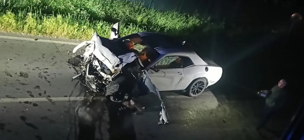 La muscle car sbanda distruggendo muretti e un autovelox: incidente in Toscana
