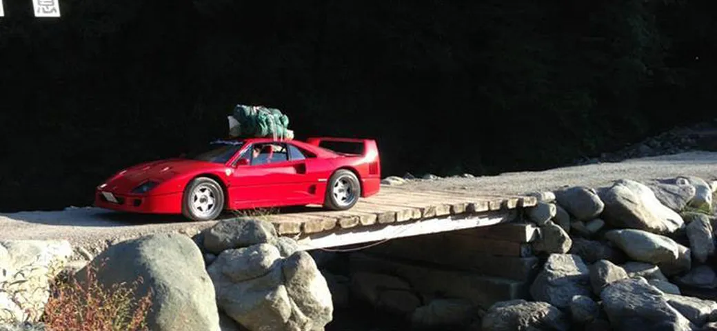 Andare in campeggio con una Ferrari F40 si può: la bizzarra avventura