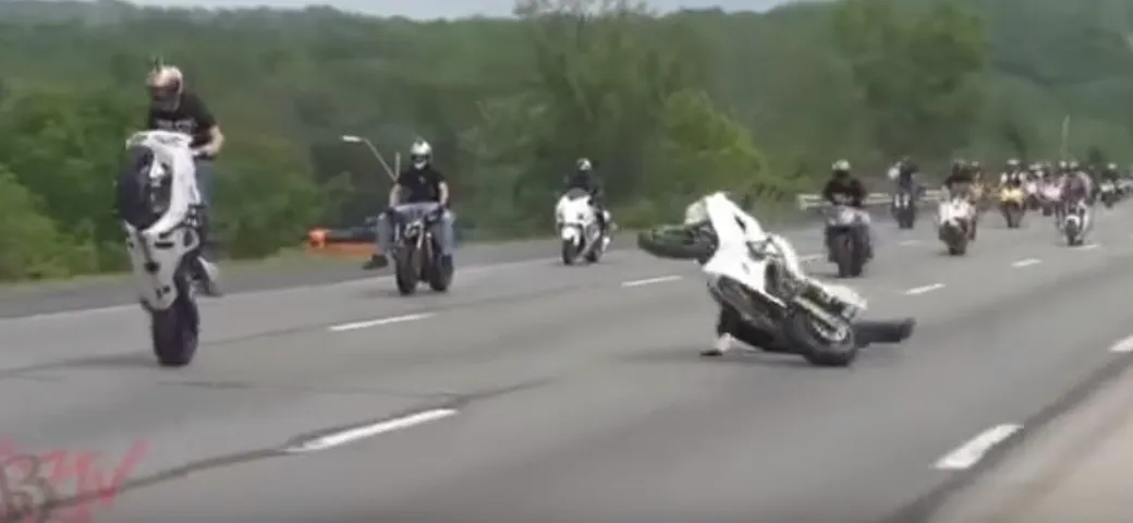 Impennata a testa in giù con la moto [Video]