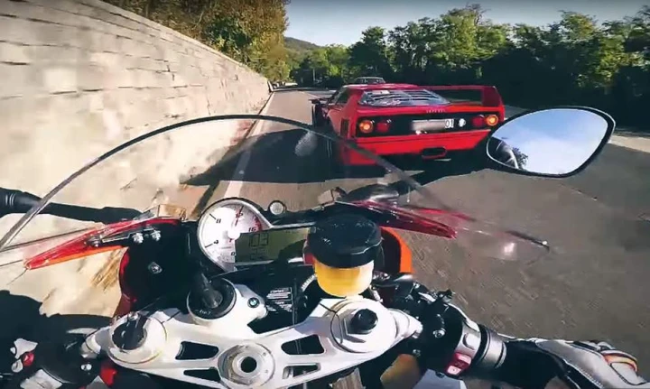 Sfidava le supercar in moto: due anni di carcere a Max Wrist
