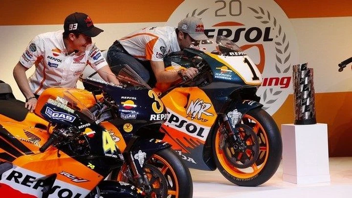 Marquez e Pedrosa studiano le Honda iridate [Video]