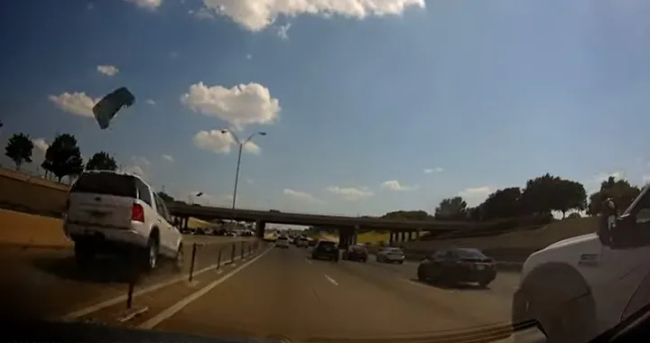 Auto taglia la strada a un SUV: crash spaventoso [Video]