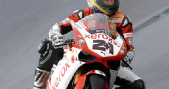 Superpole di Troy Bayliss sotto il diluvio di Portimao. Biaggi quarto e Fabrizio quinto.
