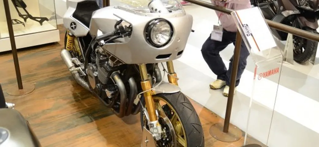 Yamaha XJR1300 'Eau Rouge' by Deus Ex Machina