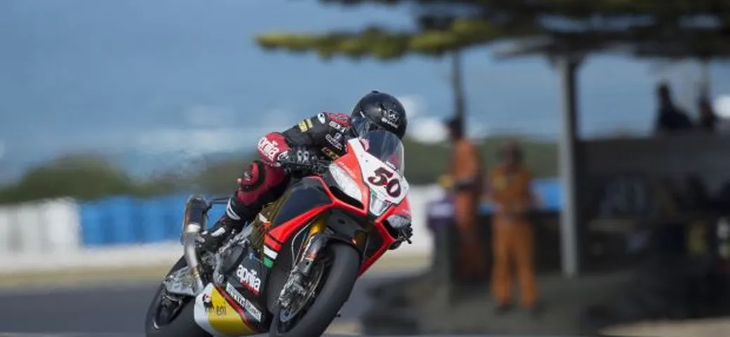 WSBK Phillip Island, gara 1: abbuffata Aprilia con Guintoli, Laverty, Fabrizio. Paura per Checa