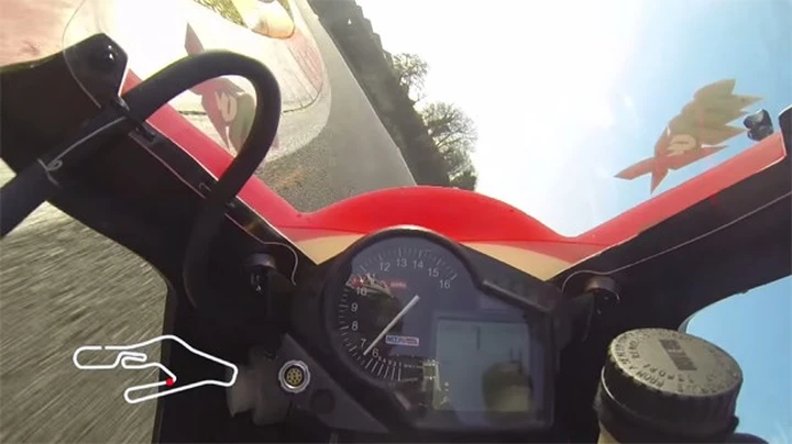 Aprilia RSV4 Superbike 2015 Onboard con Max Biaggi [Video]