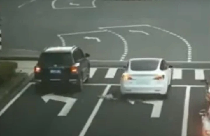 Bambina cade dal finestrino dell'auto, ma viene salvata [Video]