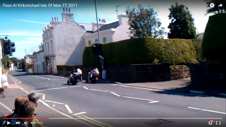 Sorpassi epici: manovra da brivido al Tourist Trophy [Video]