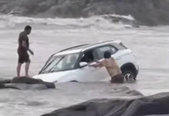 Il SUV a noleggio finisce in mare [Video]