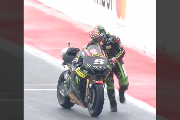 MotoGP, Misano 2017: Zarco rimane senza benzina e spinge la sua Yamaha fino al traguardo