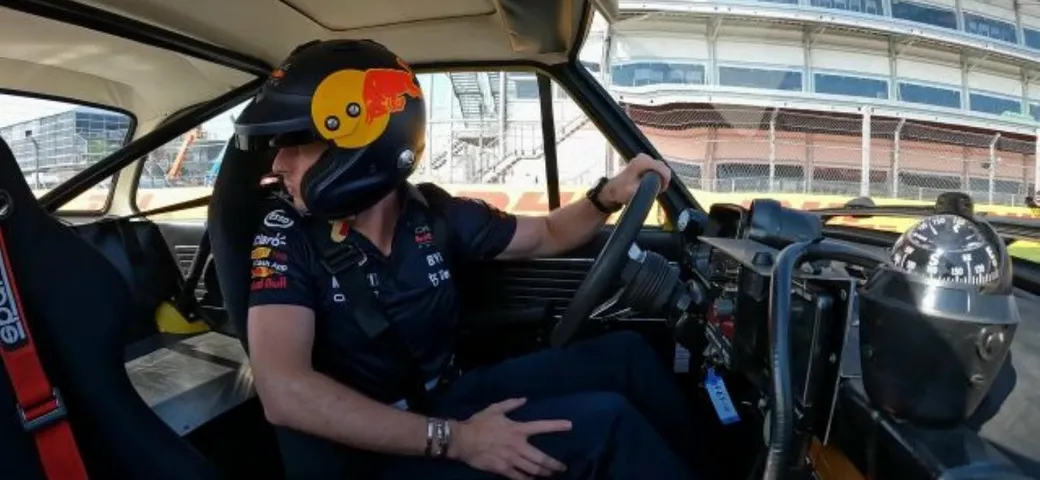 Verstappen vs Tsunoda: sfida in retromarcia a Zandvoort [Video]