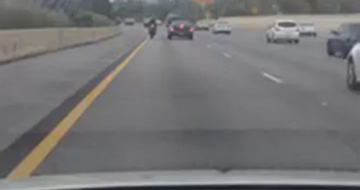 Motociclista tirato verso il muro dai poliziotti