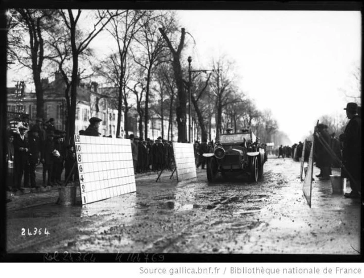 Gli schizzi di fango prodotti dalle auto? Nel 1912 pensavano di eliminarli così
