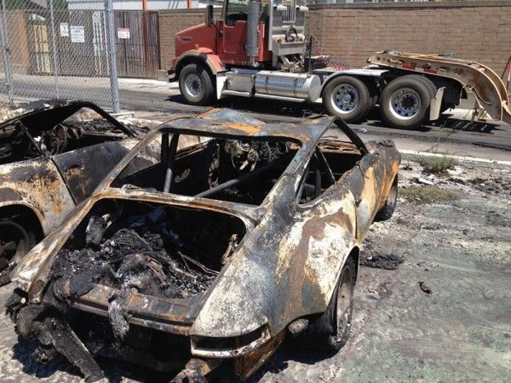 Va in fiamme il concessionario Porsche. Distrutta anche una 911 RSR del 1973