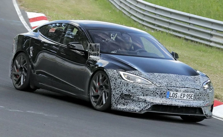 Tesla Model S, la nuova generazione compare al Nurburgring
