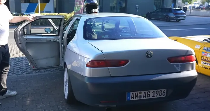 Un'Alfa Romeo 156 da 150 CV conquista il Nürburgring: «Che telaio, che macchina