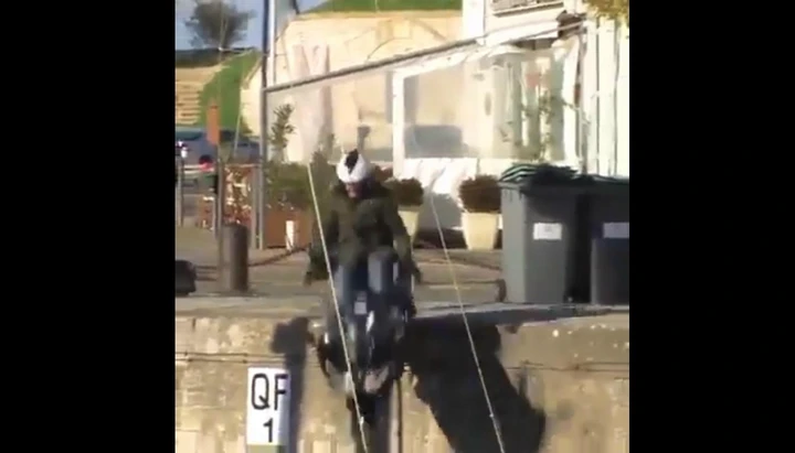 Spettacolare incidente in moto al porto: bagno a 2 ruote [Video]