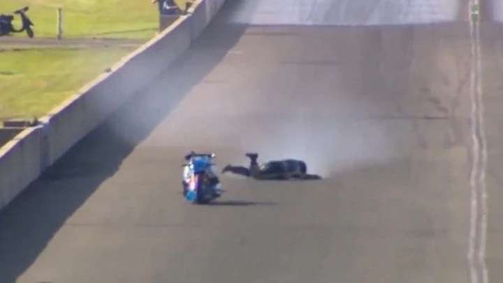 Giù dalla moto-dragster a 370 km/h | video