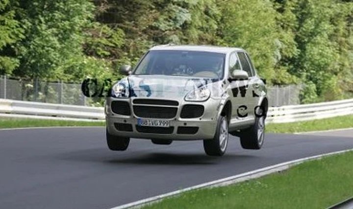 Ricompare il mulo della Porsche Cayenne, più scatenato che mai