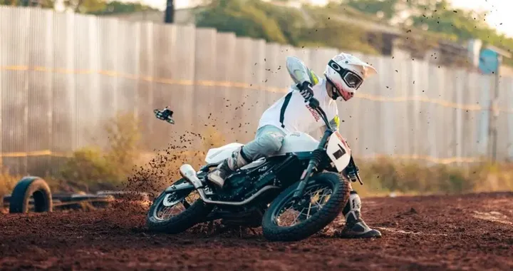 Royal Enfield: progetto Pure Motorcycling tra scuola, viaggi e off-road